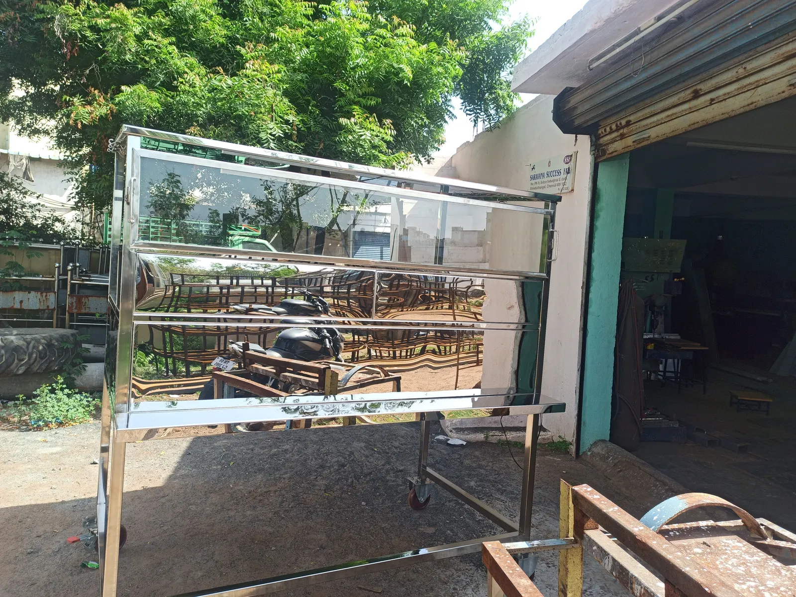 Mirror-finish stainless steel display counter fabricated at the Saravana Success Fab workshop